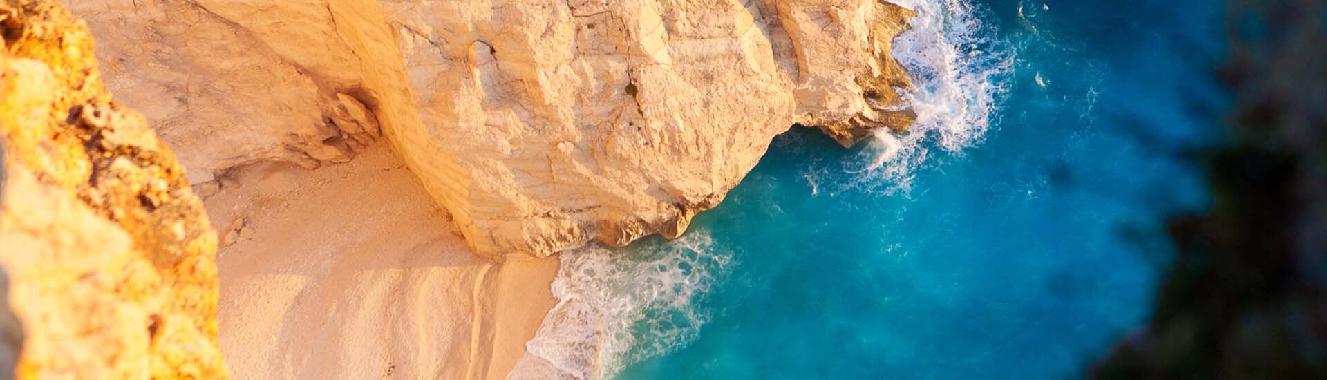 Felsige Küste mit Wellen im Meer