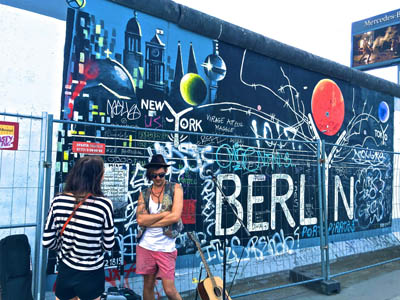 Aufregendes Berlin - Menschen vor einer Wand aus Graffiti