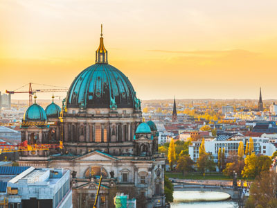 Berlin, Deutschland - Blick über die Dächer Berlins, große Kirchenkuppel